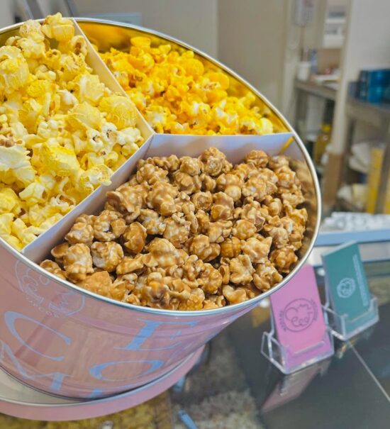 Madame Pop Corn est une boutique de pop corn située rue des Berradines à Aix-en-Provence. L'adresse propose des recettes artisanales, sucrées et salées, élaborées à partir de maïs du Gers sans OGM. (tin box 570)