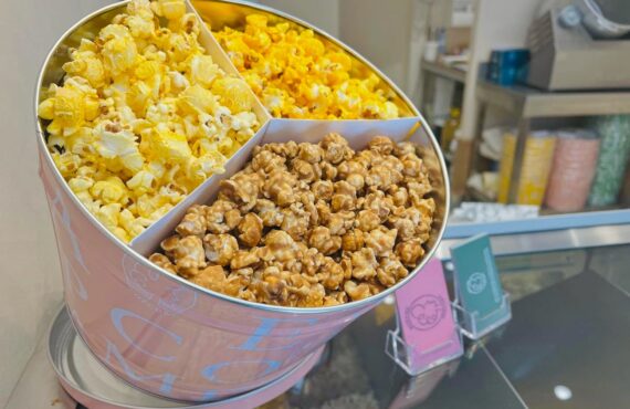 Madame Pop Corn est une boutique de pop corn située rue des Berradines à Aix-en-Provence. L'adresse propose des recettes artisanales, sucrées et salées, élaborées à partir de maïs du Gers sans OGM. (tin box 570)