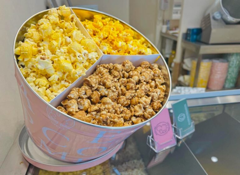 Madame Pop Corn est une boutique de pop corn située rue des Berradines à Aix-en-Provence. L'adresse propose des recettes artisanales, sucrées et salées, élaborées à partir de maïs du Gers sans OGM. (tin box 570)