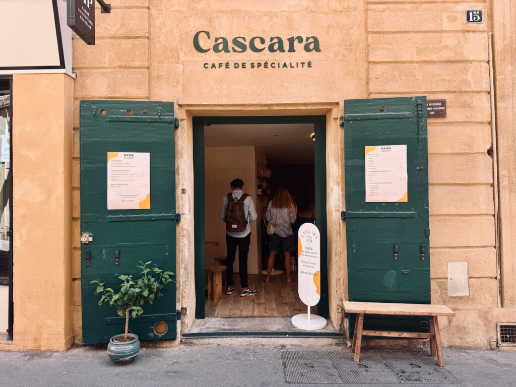 Cascara est un coffee shop de spécialité à Aix-en-Provence, dans un lieu classé, proposant cafés sourcés, pâtisseries maison, boissons originales et une atmosphère conviviale.