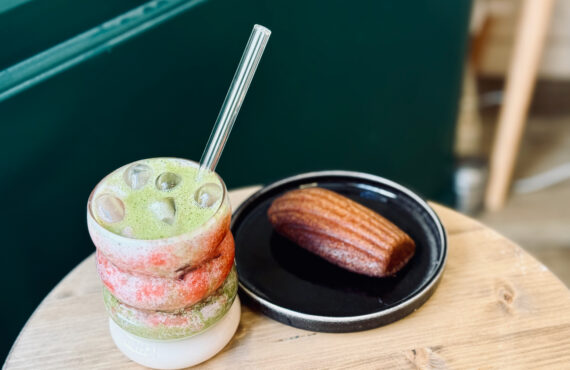 Cascara est un coffee shop de spécialité à Aix-en-Provence, dans un lieu classé, proposant cafés sourcés, pâtisseries maison, boissons originales et une atmosphère conviviale. (madeleine)