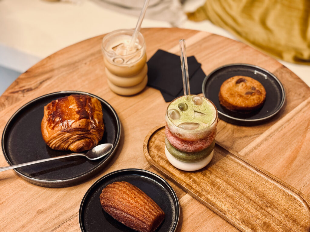 Cascara est un coffee shop de spécialité à Aix-en-Provence, dans un lieu classé, proposant cafés sourcés, pâtisseries maison, boissons originales et une atmosphère conviviale.