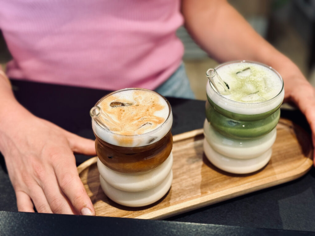 Cascara est un coffee shop de spécialité à Aix-en-Provence, dans un lieu classé, proposant cafés sourcés, pâtisseries maison, boissons originales et une atmosphère conviviale. (boissons)