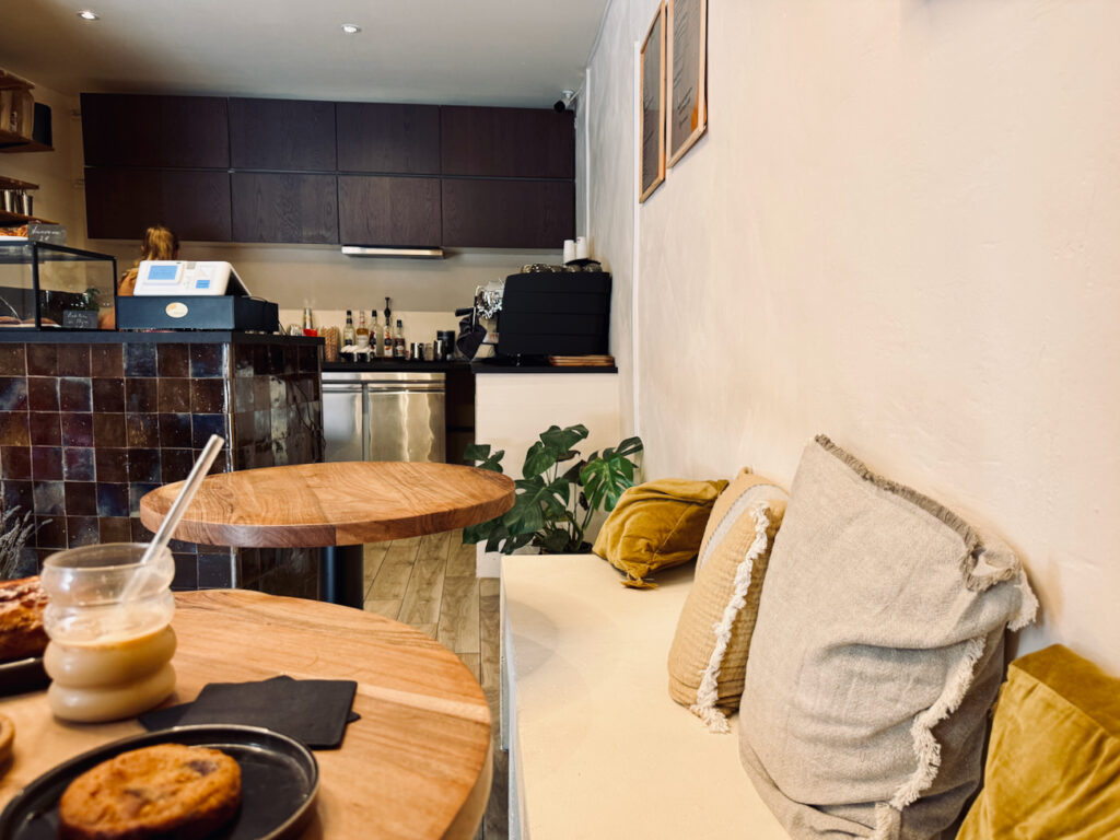Cascara est un coffee shop de spécialité à Aix-en-Provence, dans un lieu classé, proposant cafés sourcés, pâtisseries maison, boissons originales et une atmosphère conviviale.