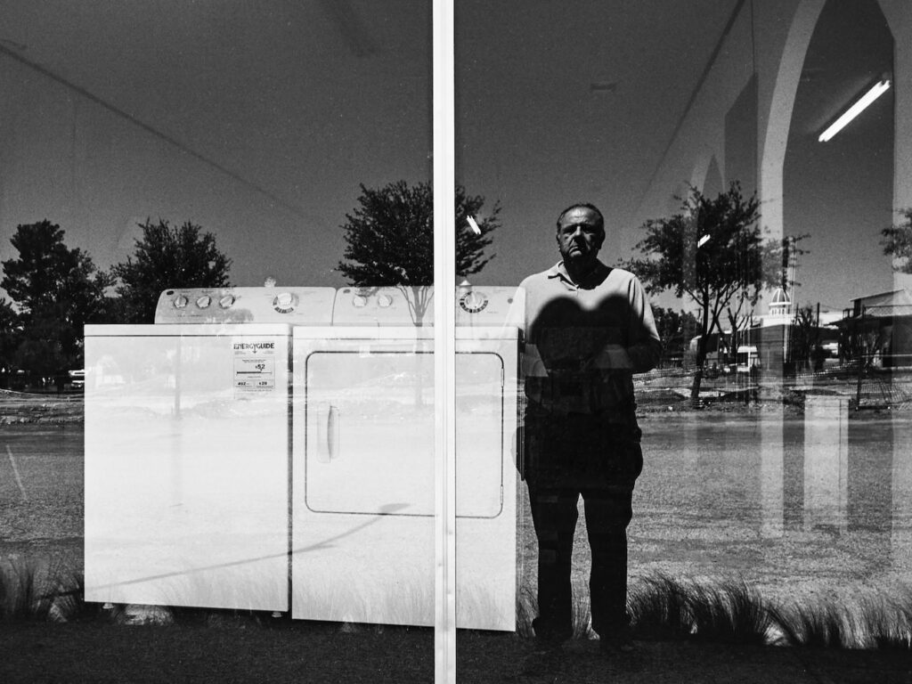 Autoportrait : exposition photographique de Jean Pigozzi dans la Galerie des Anciens Chais du Chateau La Coste (vitrine)