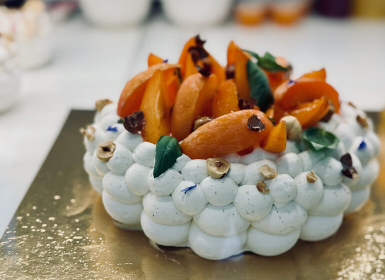 Pavlovers est une pâtisserie artisanale à Aix-en-Provence qui propose des pavlovas créatives déclinées en options végétales, à déguster en boutique ou à emporter. (à partager)