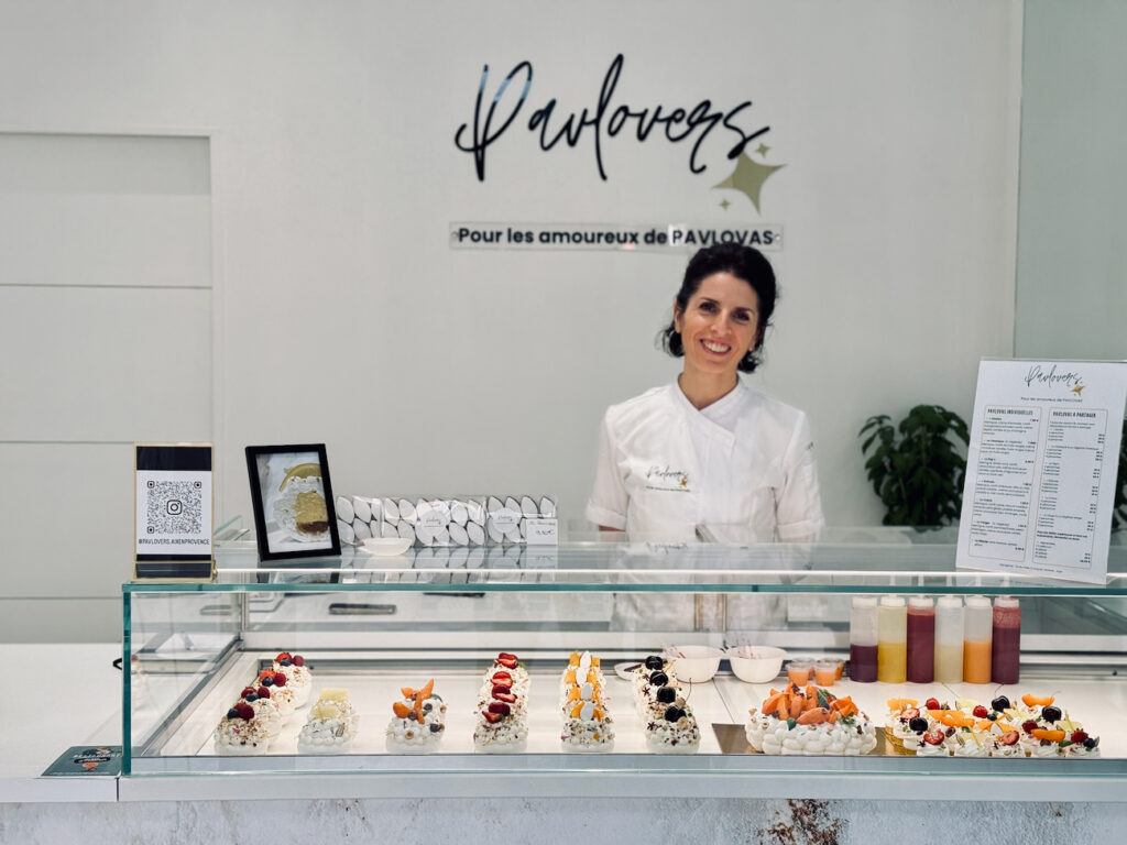 Pavlovers est une pâtisserie artisanale à Aix-en-Provence qui propose des pavlovas créatives déclinées en options végétales, à déguster en boutique ou à emporter. (fanny)