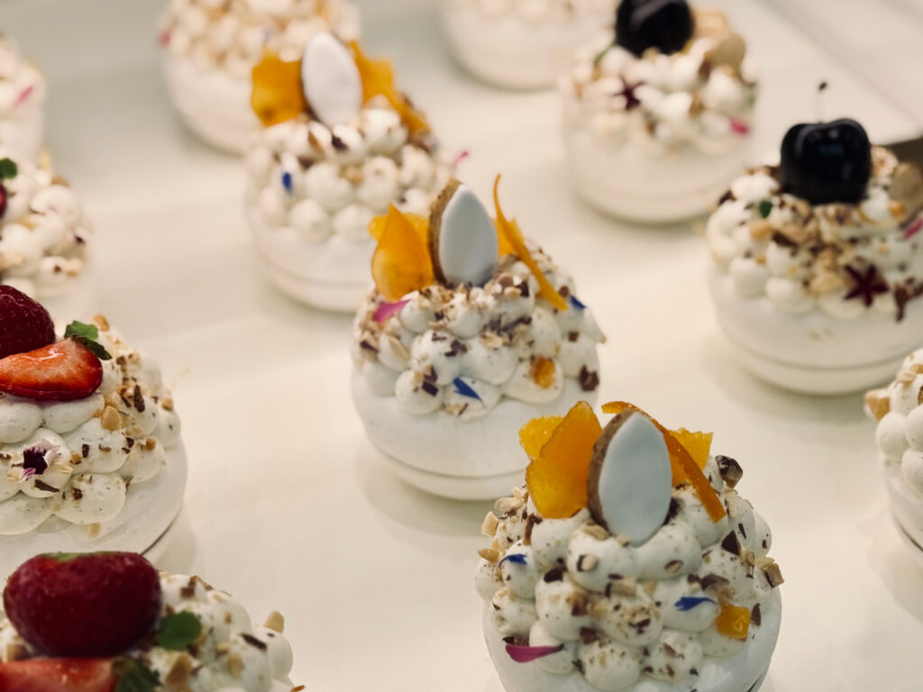 Pavlovers est une pâtisserie artisanale à Aix-en-Provence qui propose des pavlovas créatives déclinées en options végétales, à déguster en boutique ou à emporter. (pâtisserie individuelle)