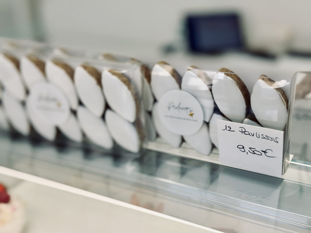 Pavlovers est une pâtisserie artisanale à Aix-en-Provence qui propose des pavlovas créatives déclinées en options végétales, à déguster en boutique ou à emporter. (pavlissons)