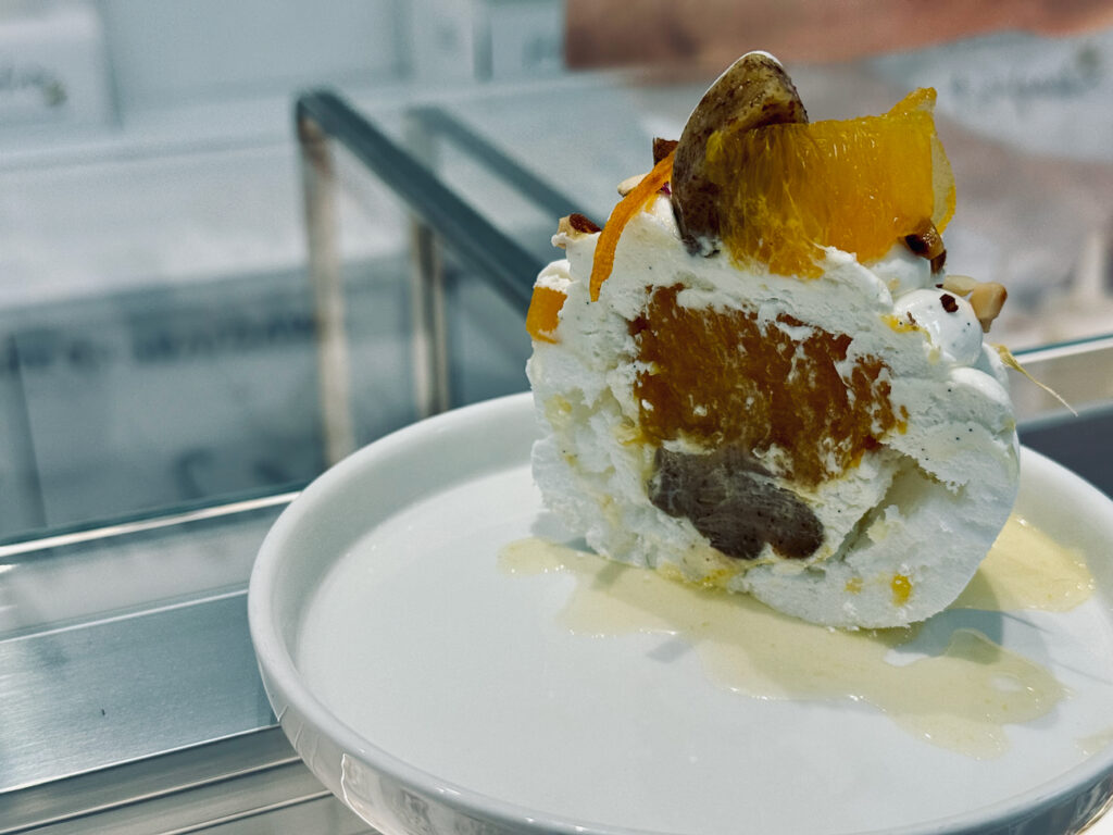 Pavlovers est une pâtisserie artisanale à Aix-en-Provence qui propose des pavlovas créatives déclinées en options végétales, à déguster en boutique ou à emporter. (aixoise intérieur)