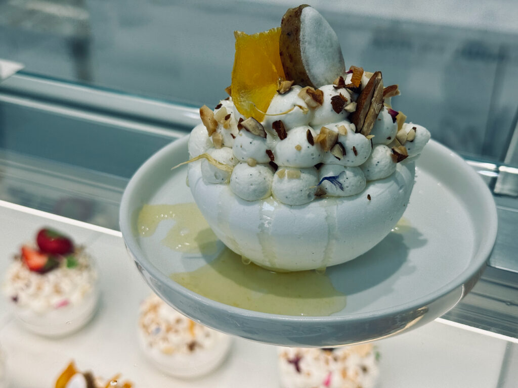 Pavlovers est une pâtisserie artisanale à Aix-en-Provence qui propose des pavlovas créatives déclinées en options végétales, à déguster en boutique ou à emporter. (l'aixoise)