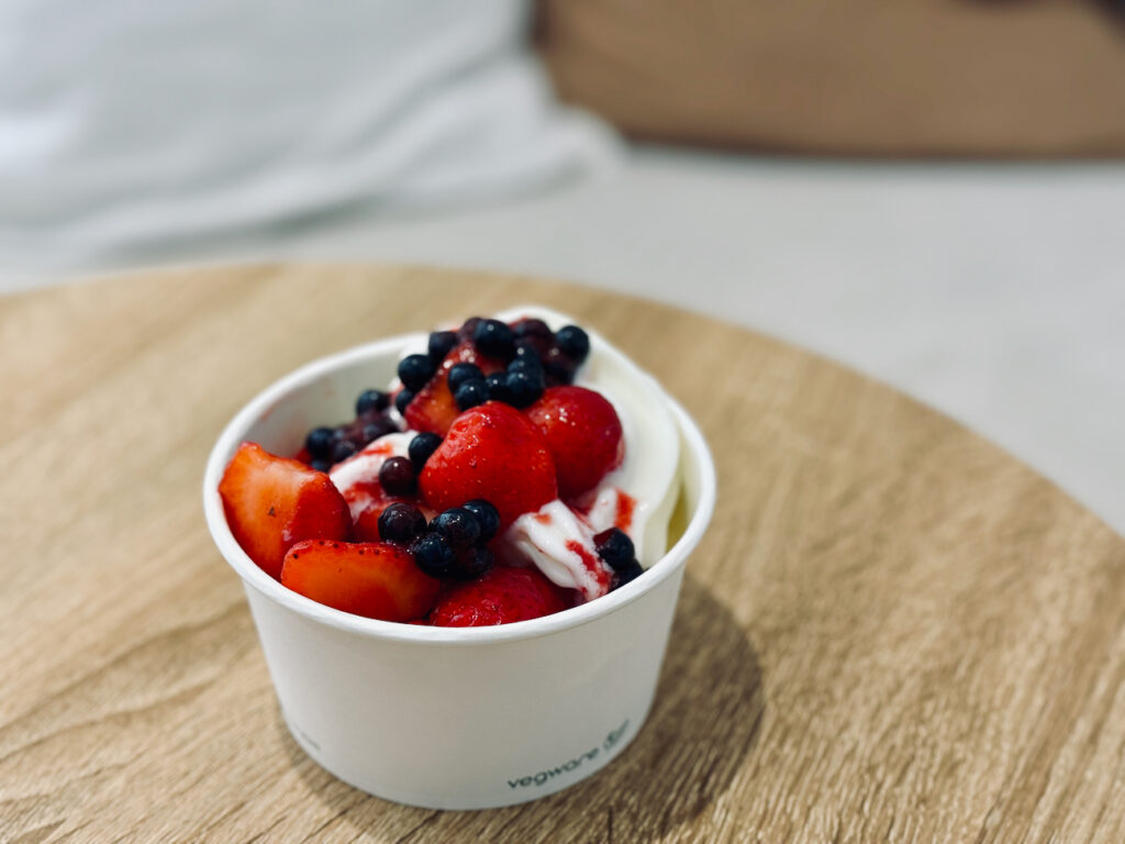 Poma, propose des yaourts glacés à composer soi-même, boissons fraîches, café et pâtisseries à savourer sur place ou à emporter. (frozen yogourt)