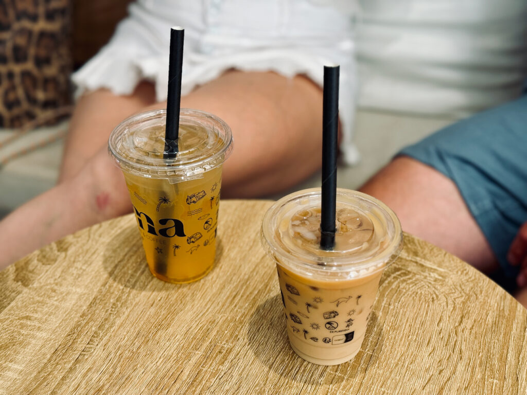 Poma, propose des yaourts glacés à composer soi-même, boissons fraîches, café et pâtisseries à savourer sur place ou à emporter. (boissons)