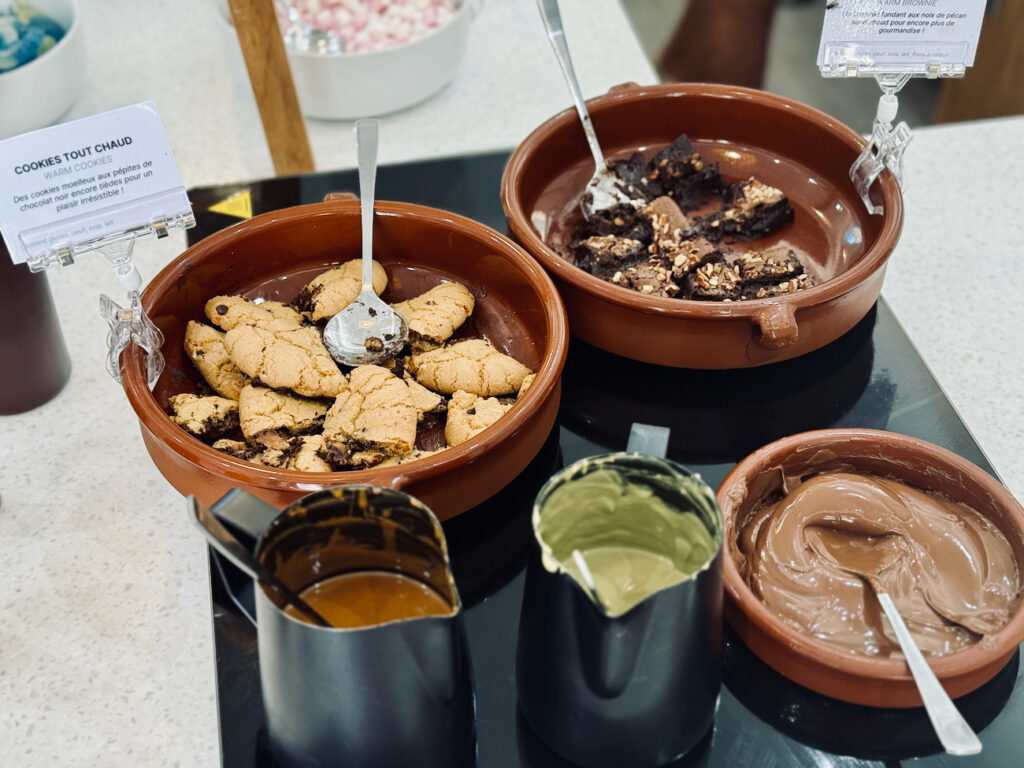 Poma, propose des yaourts glacés à composer soi-même, boissons fraîches, café et pâtisseries à savourer sur place ou à emporter. (coulis)