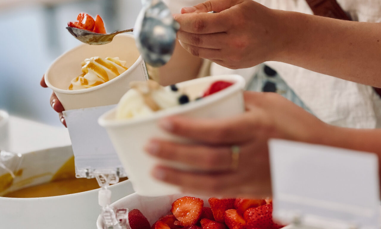 Poma, propose des yaourts glacés à composer soi-même, boissons fraîches, café et pâtisseries à savourer sur place ou à emporter. (dressage)