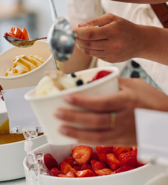 Poma, propose des yaourts glacés à composer soi-même, boissons fraîches, café et pâtisseries à savourer sur place ou à emporter. (dressage)