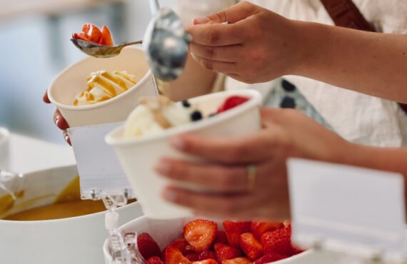 Poma, propose des yaourts glacés à composer soi-même, boissons fraîches, café et pâtisseries à savourer sur place ou à emporter. (dressage)