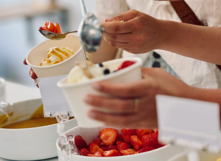 Poma, propose des yaourts glacés à composer soi-même, boissons fraîches, café et pâtisseries à savourer sur place ou à emporter. (dressage)
