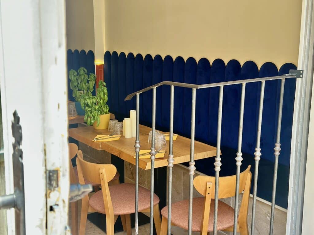Tandem est un restaurant et bar à tapas sur le Forum des Cardeurs à Aix-en-Provence. Il propose une cuisine bistrot méditerranéenne créative (déco)