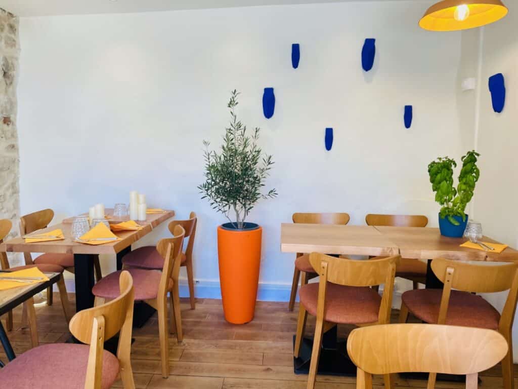 Tandem est un restaurant et bar à tapas sur le Forum des Cardeurs à Aix-en-Provence. Il propose une cuisine bistrot méditerranéenne créative (salle climatiséé)