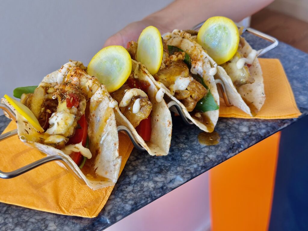 Tandem est un restaurant et bar à tapas sur le Forum des Cardeurs à Aix-en-Provence. Il propose une cuisine bistrot méditerranéenne créative (tacos)