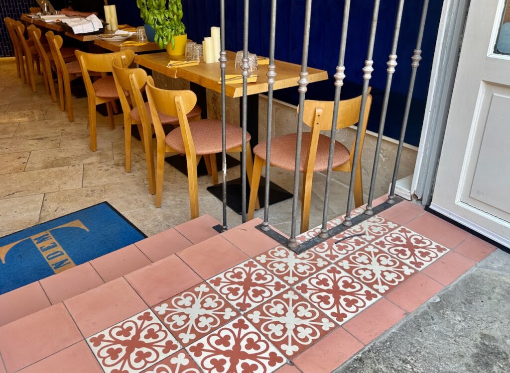 Tandem est un restaurant et bar à tapas sur le Forum des Cardeurs à Aix-en-Provence. Il propose une cuisine bistrot méditerranéenne créative (salle)