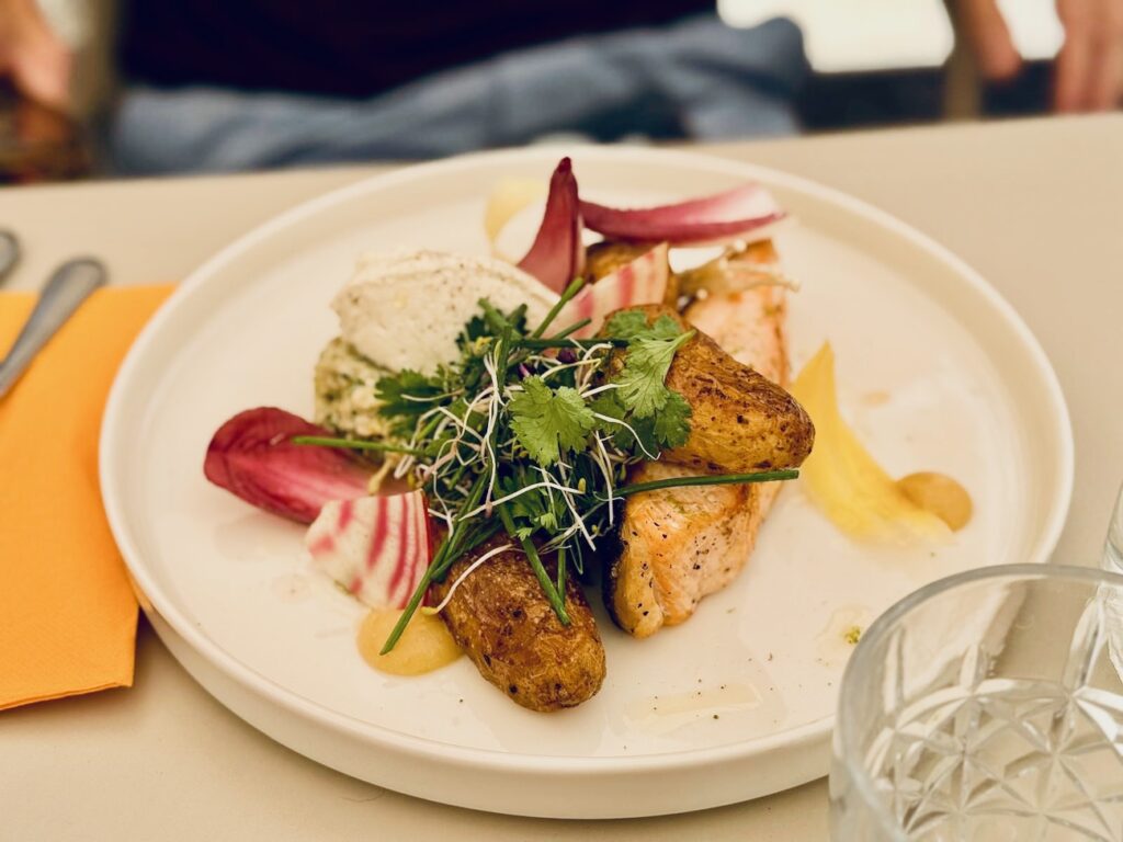 Tandem est un restaurant et bar à tapas sur le Forum des Cardeurs à Aix-en-Provence. Il propose une cuisine bistrot méditerranéenne créative (saumon)