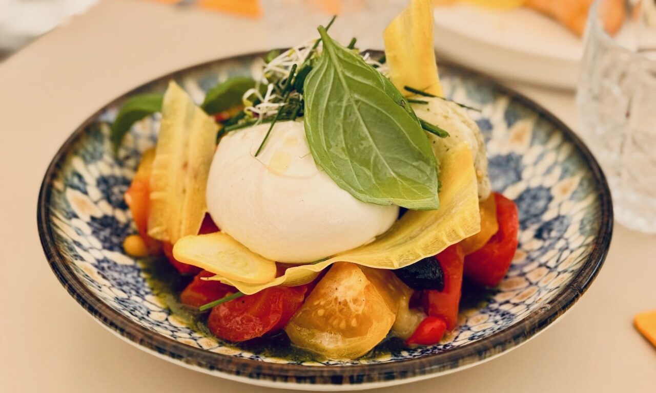 Tandem est un restaurant et bar à tapas sur le Forum des Cardeurs à Aix-en-Provence. Il propose une cuisine bistrot méditerranéenne créative (salade burratina)