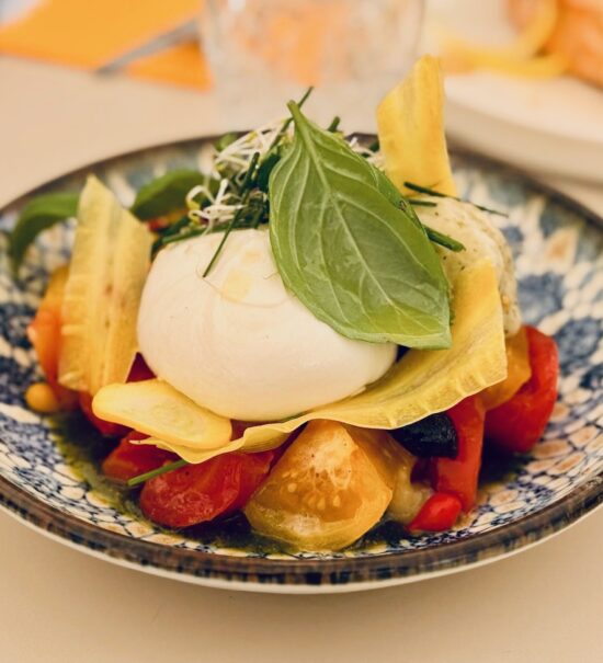 Tandem est un restaurant et bar à tapas sur le Forum des Cardeurs à Aix-en-Provence. Il propose une cuisine bistrot méditerranéenne créative (salade burratina)