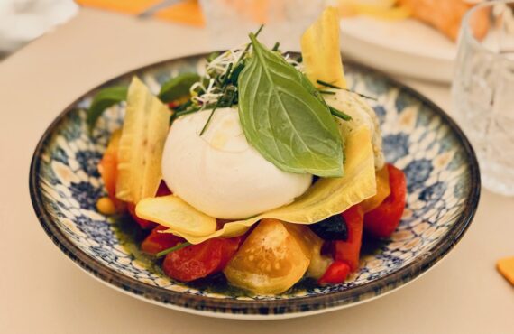Tandem est un restaurant et bar à tapas sur le Forum des Cardeurs à Aix-en-Provence. Il propose une cuisine bistrot méditerranéenne créative (salade burratina)