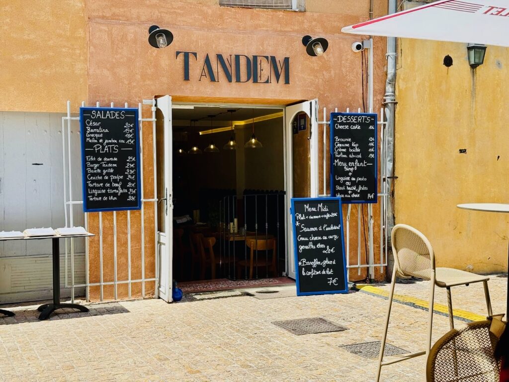 Tandem est un restaurant et bar à tapas sur le Forum des Cardeurs à Aix-en-Provence. Il propose une cuisine bistrot méditerranéenne créative (facade).