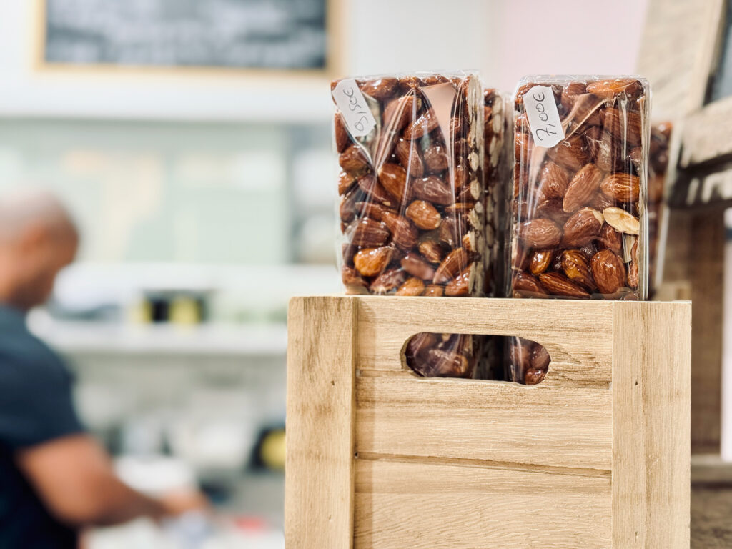 Les Biscuits de Lou est une biscuiterie artisanale et salon de thé où savourer macarons maisons et douceurs autour d'un thé.