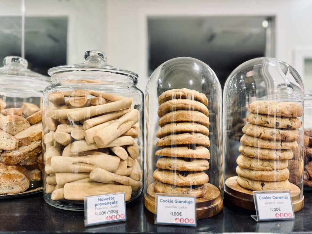Les Biscuits de Lou est une biscuiterie artisanale et salon de thé où savourer macarons maisons et douceurs autour d'un thé.