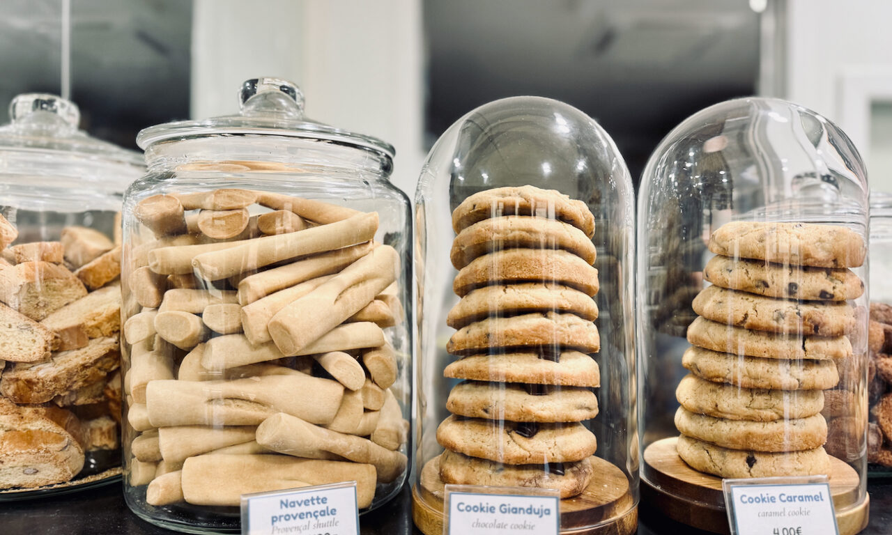 Les Biscuits de Lou est une biscuiterie artisanale et salon de thé où savourer macarons maisons et douceurs autour d'un thé.