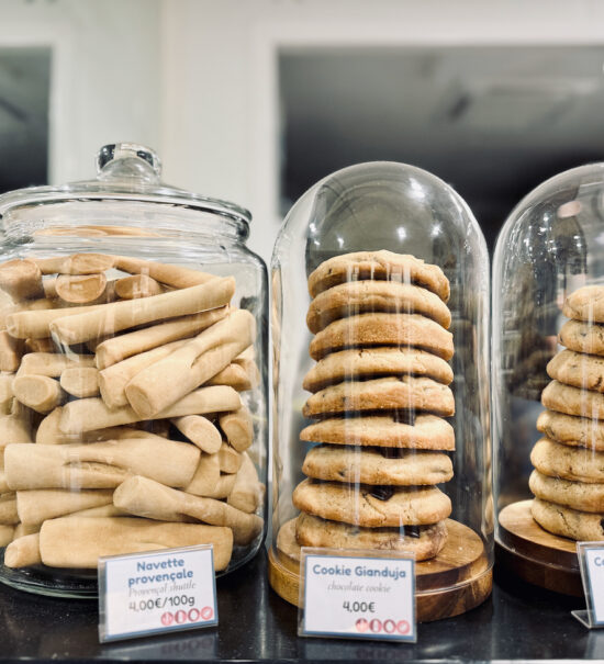 Les Biscuits de Lou est une biscuiterie artisanale et salon de thé où savourer macarons maisons et douceurs autour d'un thé.