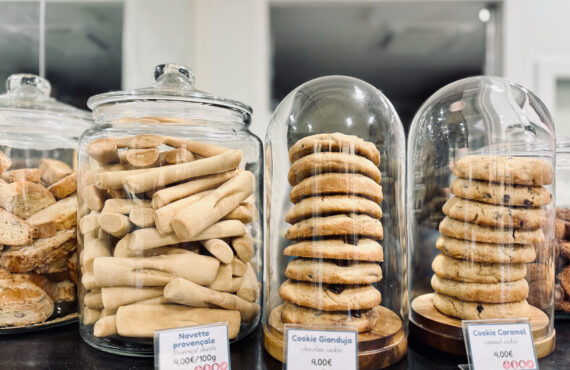Les Biscuits de Lou est une biscuiterie artisanale et salon de thé où savourer macarons maisons et douceurs autour d'un thé.