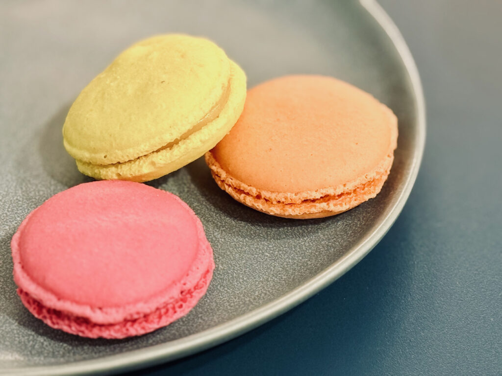 Les Biscuits de Lou est une biscuiterie artisanale et salon de thé où savourer macarons maisons et douceurs autour d'un thé. (trio)
