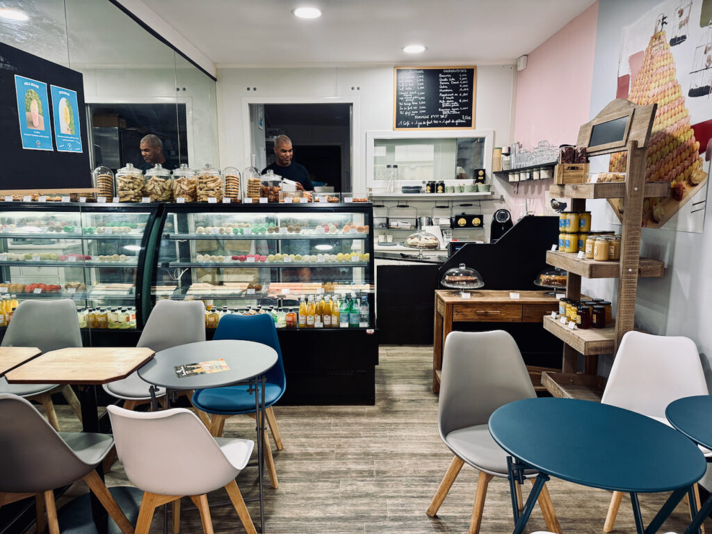 Les Biscuits de Lou est une biscuiterie artisanale et salon de thé où savourer macarons maisons et douceurs autour d'un thé.