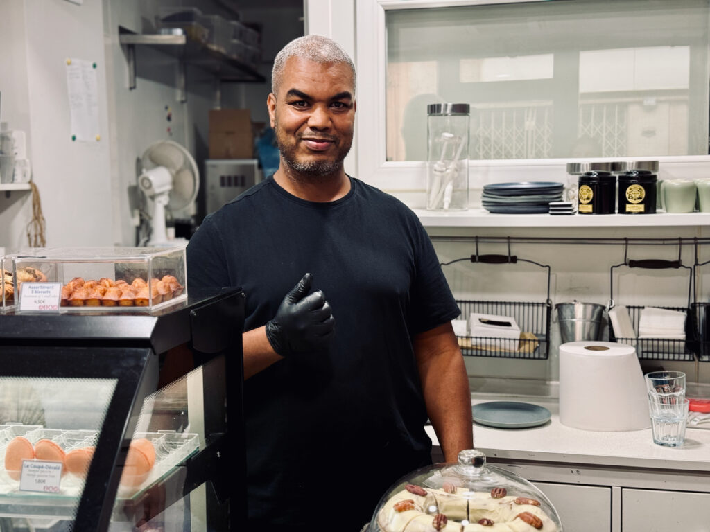 Les Biscuits de Lou est une biscuiterie artisanale et salon de thé où savourer macarons maisons et douceurs autour d'un thé. (gérant)