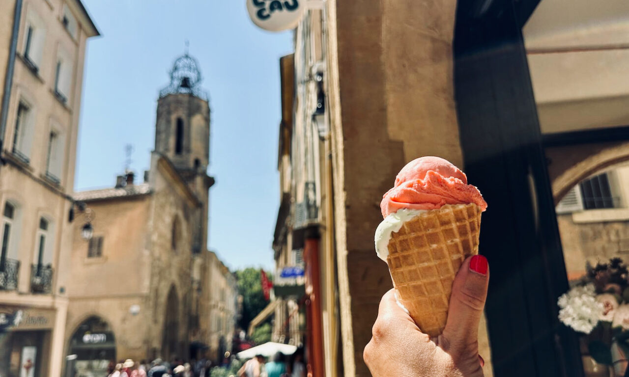 Loucau invite la Provence dans vos cornets avec ses glaces artisanales et pâtisseries maison, au cœur du centre d’Aix-en-Provence. (glace artisanale)