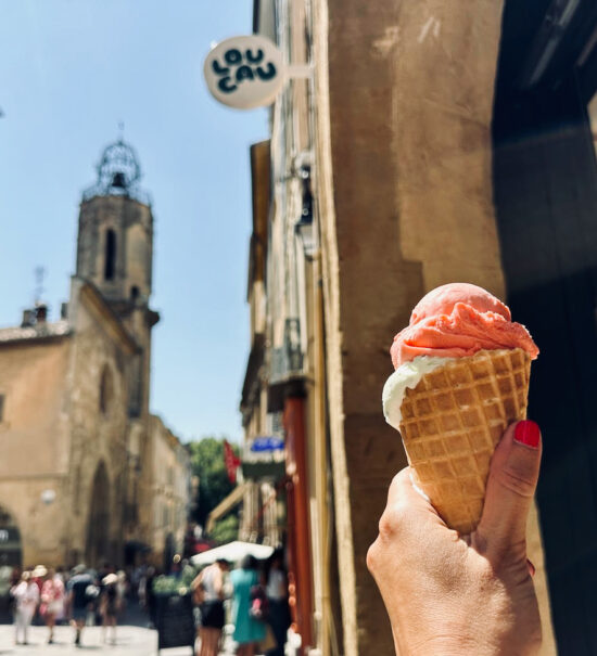 Loucau invite la Provence dans vos cornets avec ses glaces artisanales et pâtisseries maison, au cœur du centre d’Aix-en-Provence. (glace artisanale)