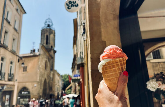 Loucau invite la Provence dans vos cornets avec ses glaces artisanales et pâtisseries maison, au cœur du centre d’Aix-en-Provence. (glace artisanale)