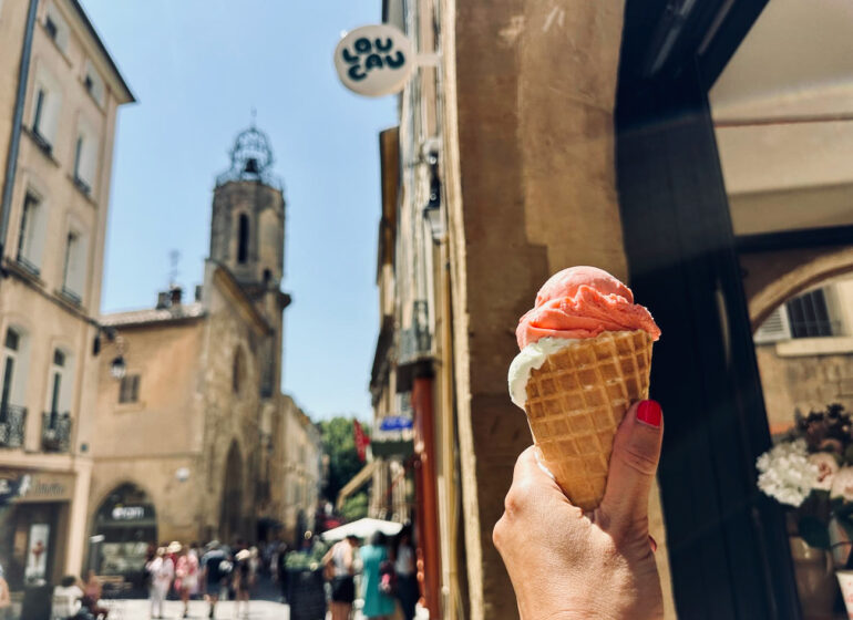 Loucau invite la Provence dans vos cornets avec ses glaces artisanales et pâtisseries maison, au cœur du centre d’Aix-en-Provence. (glace artisanale)