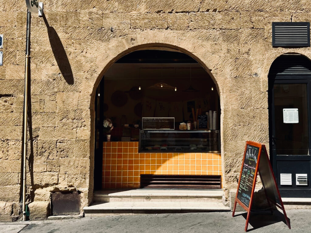 Loucau invite la Provence dans vos cornets avec ses glaces artisanales et pâtisseries maison, au cœur du centre d’Aix-en-Provence. (devanture)