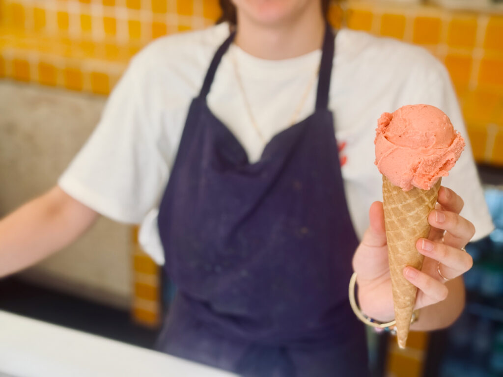 Loucau invite la Provence dans vos cornets avec ses glaces artisanales et pâtisseries maison, au cœur du centre d’Aix-en-Provence. (service)