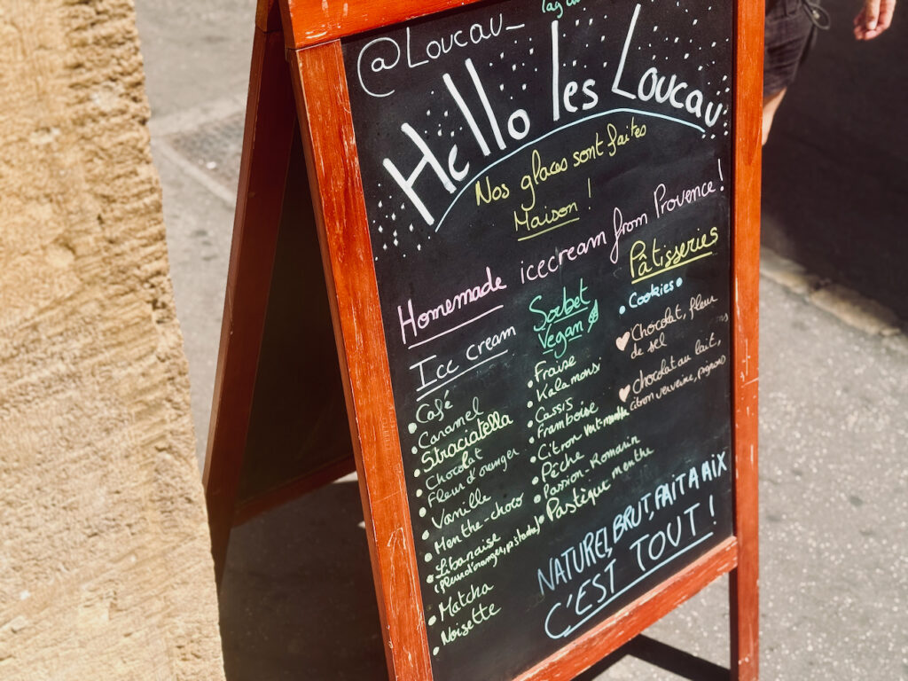 Loucau invite la Provence dans vos cornets avec ses glaces artisanales et pâtisseries maison, au cœur du centre d’Aix-en-Provence. (ardoise)