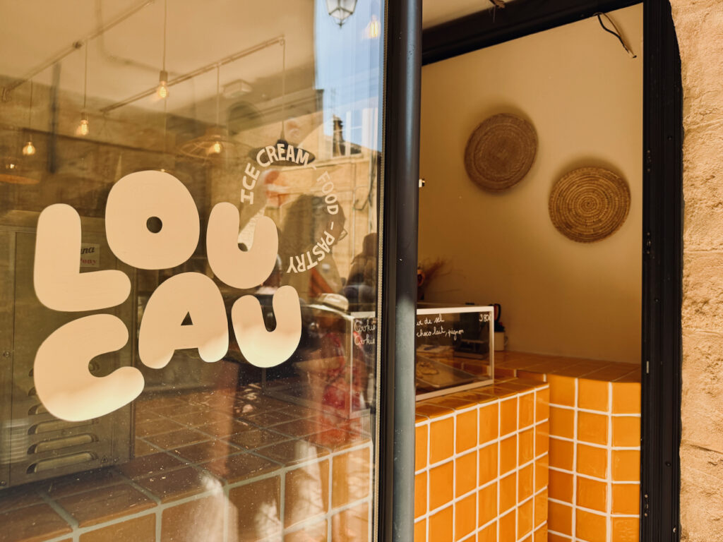 Loucau invite la Provence dans vos cornets avec ses glaces artisanales et pâtisseries maison, au cœur du centre d’Aix-en-Provence. (logo)