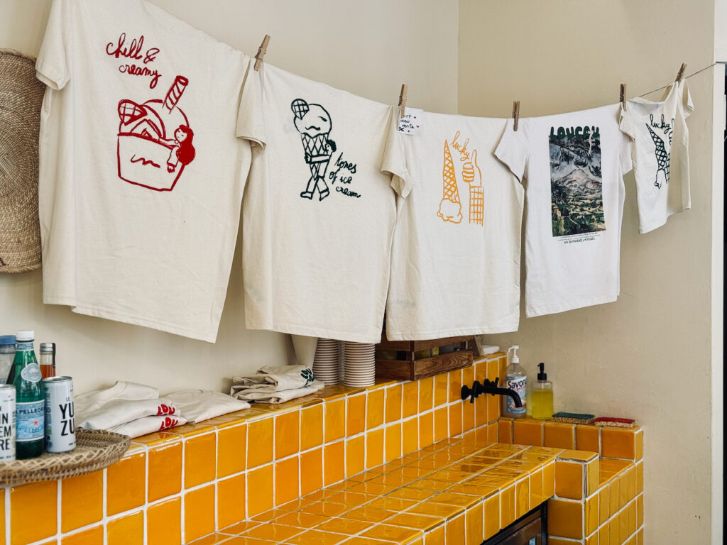 Loucau invite la Provence dans vos cornets avec ses glaces artisanales et pâtisseries maison, au cœur du centre d’Aix-en-Provence. ( merchandising)