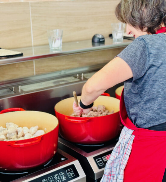 Mamome est une adresse qui propose à emporter des plats réconfortants préparés par des grands-mères aixoises. (préparation)