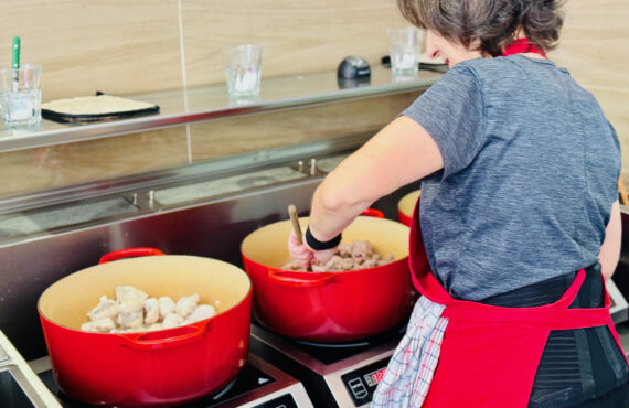 Mamome est une adresse qui propose à emporter des plats réconfortants préparés par des grands-mères aixoises. (préparation)